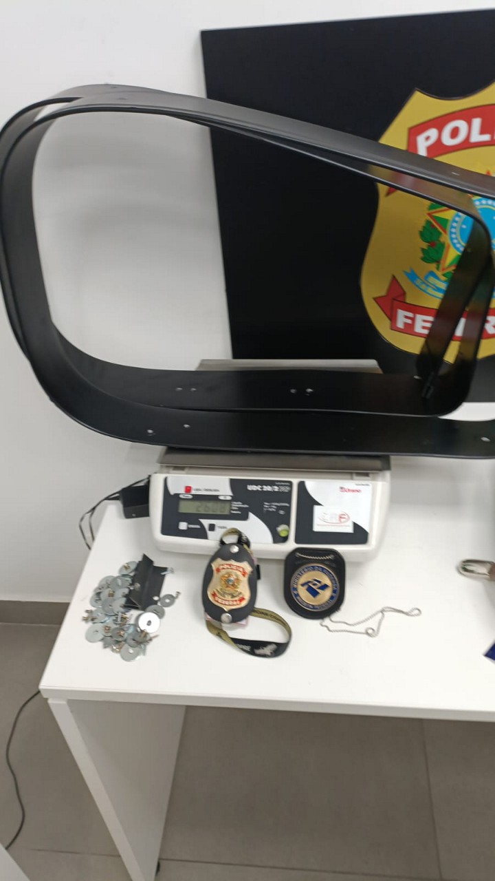 A cocaína foi escondida na estrutura da mala de viagem