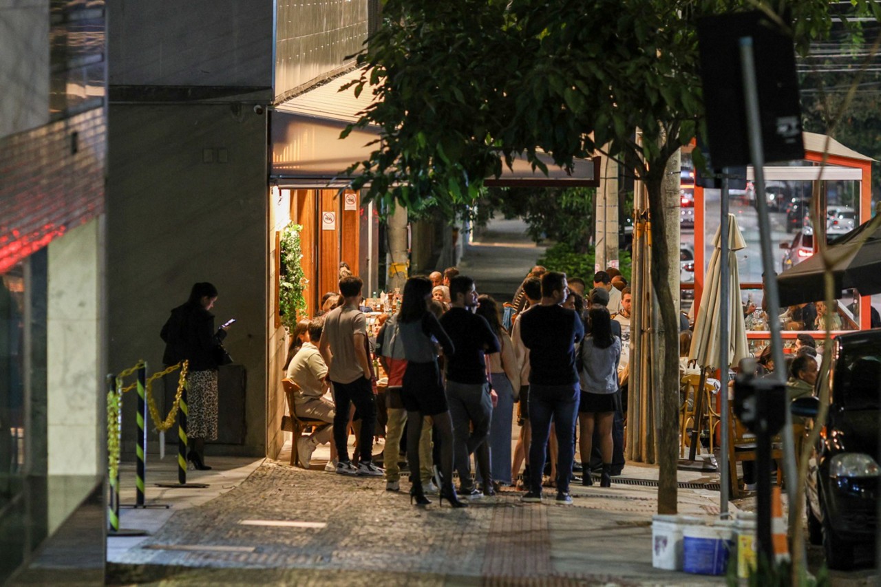 Abrasel alega que, com mais horas de sol, setor de bares e restaurantes seria beneficiado 