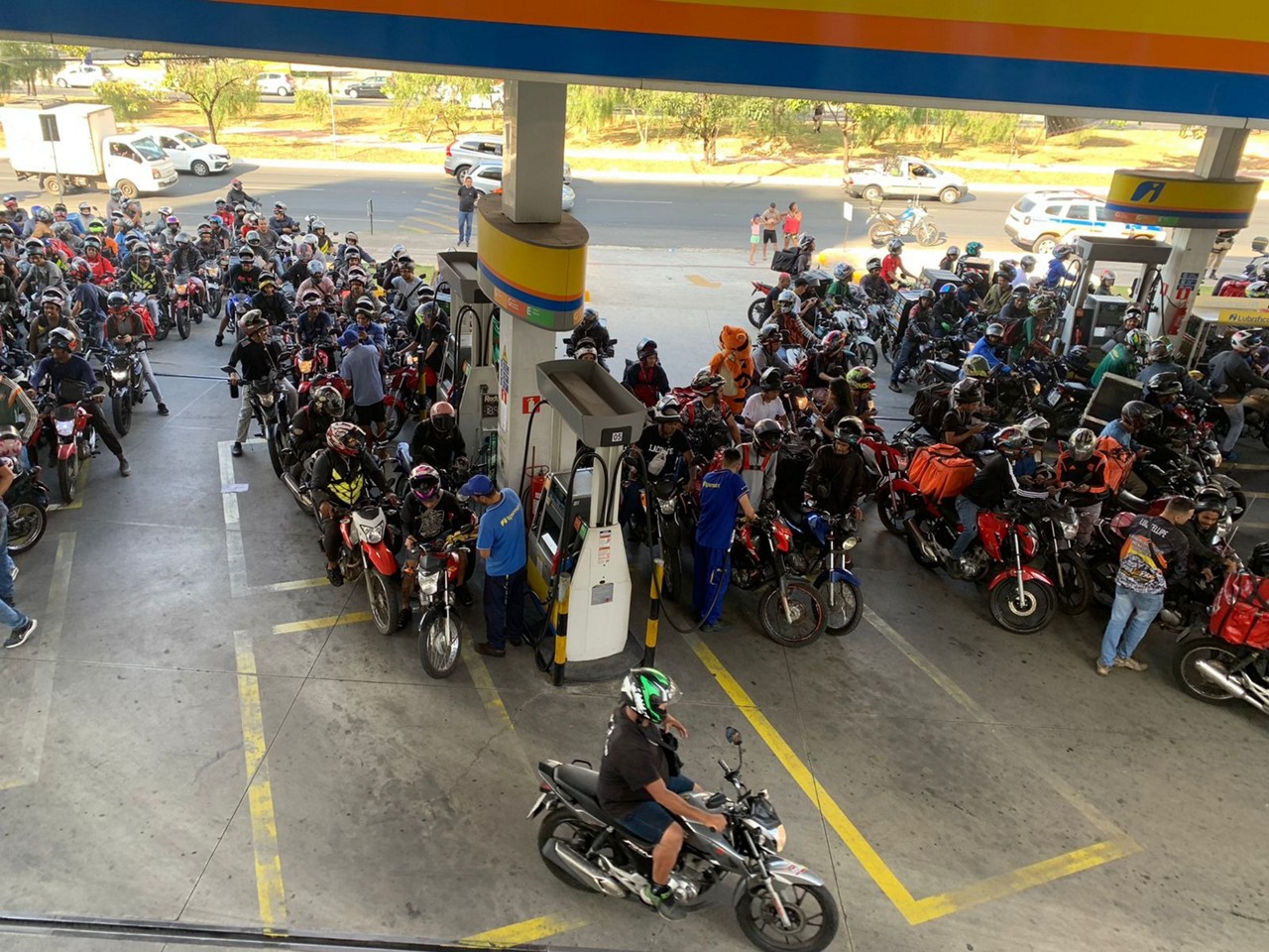 Centenas de motociclistas tomaram conta do posto de combustíveis