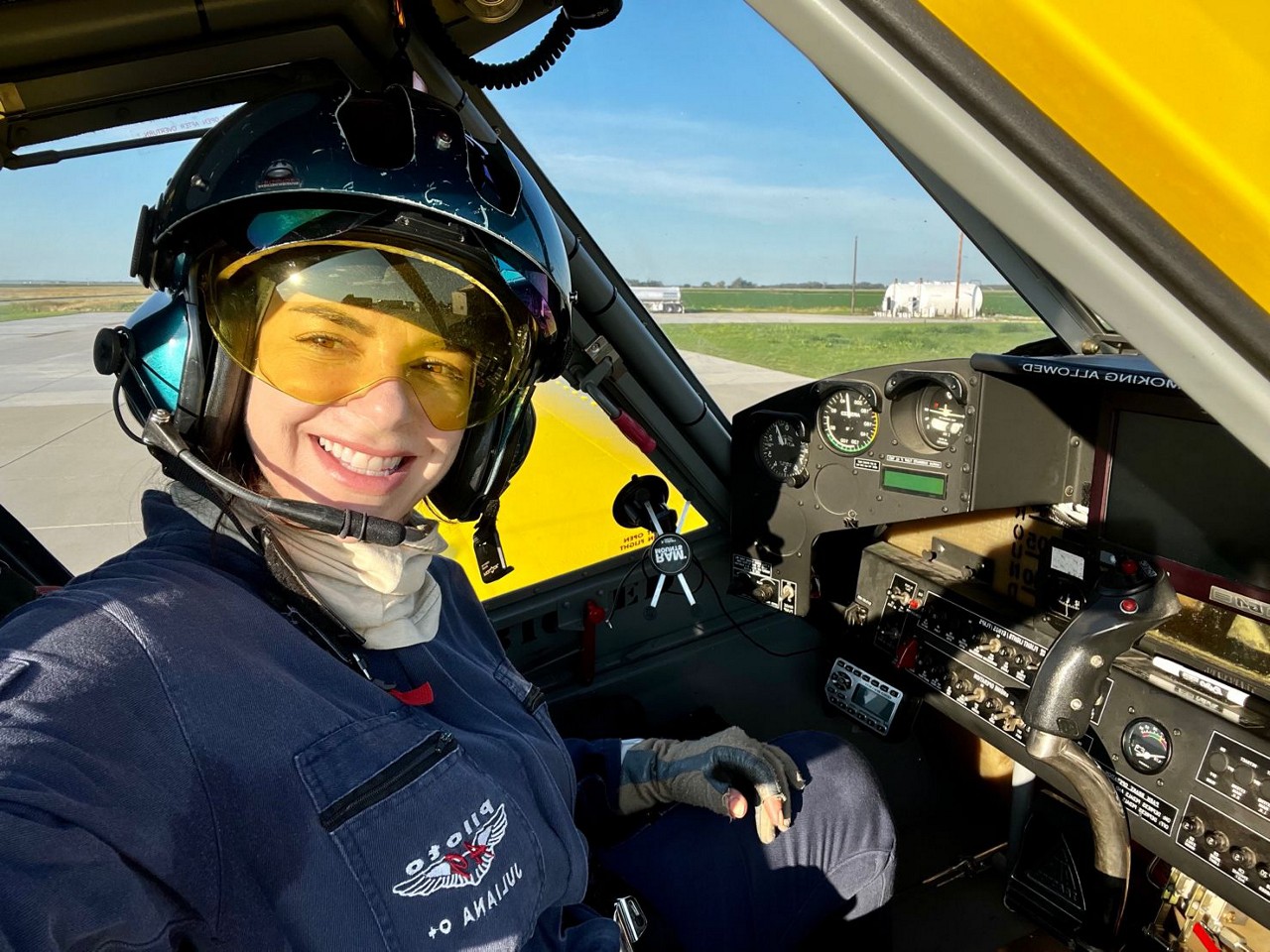 Juliana Turchetti dentro de um AT502B, uma aeronave agrícola fabricada pela Air Tractor 