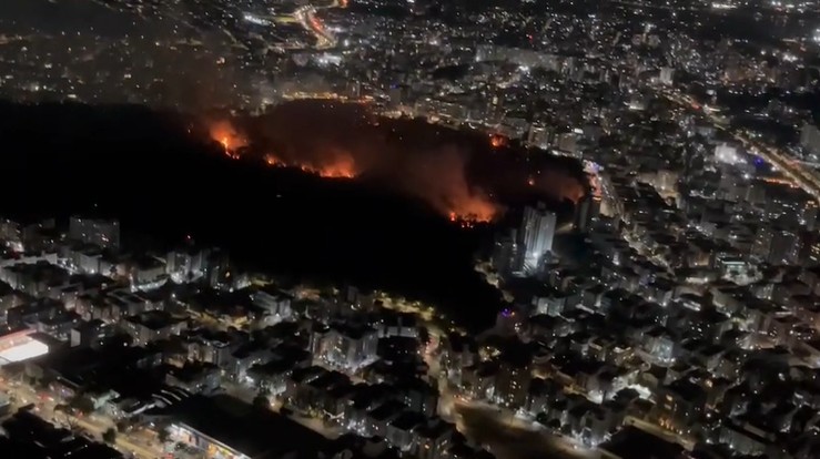 Equipes dos bombeiros seguem no combate às chamas