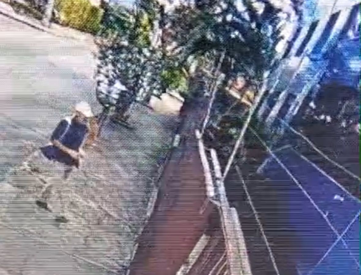 Câmera de monitoramento registrou o homem invadindo um condomínio na região da Pampulha
