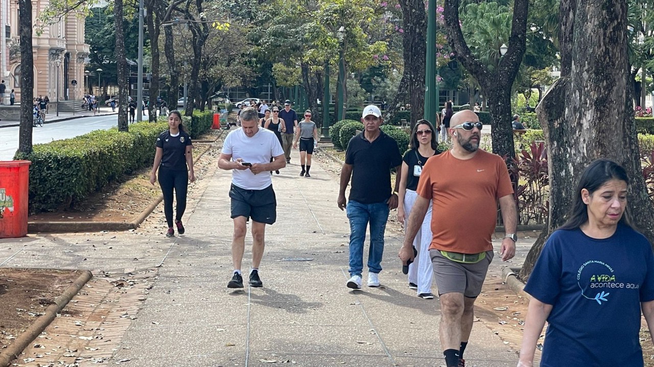 Com máxima de 25°, Praça da Liberdade, na região central virou um desses pontos de encontro