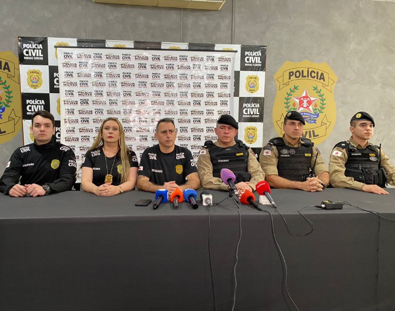 Policiais em entrevista coletiva sobre a Operação Impetus