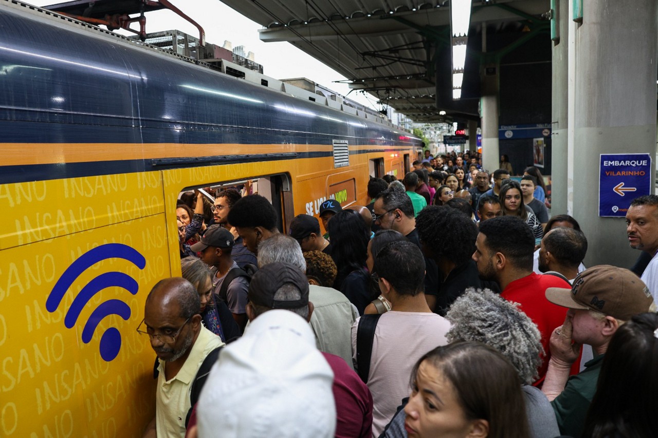 Usuários tiveram que enfrentar trens lotados 