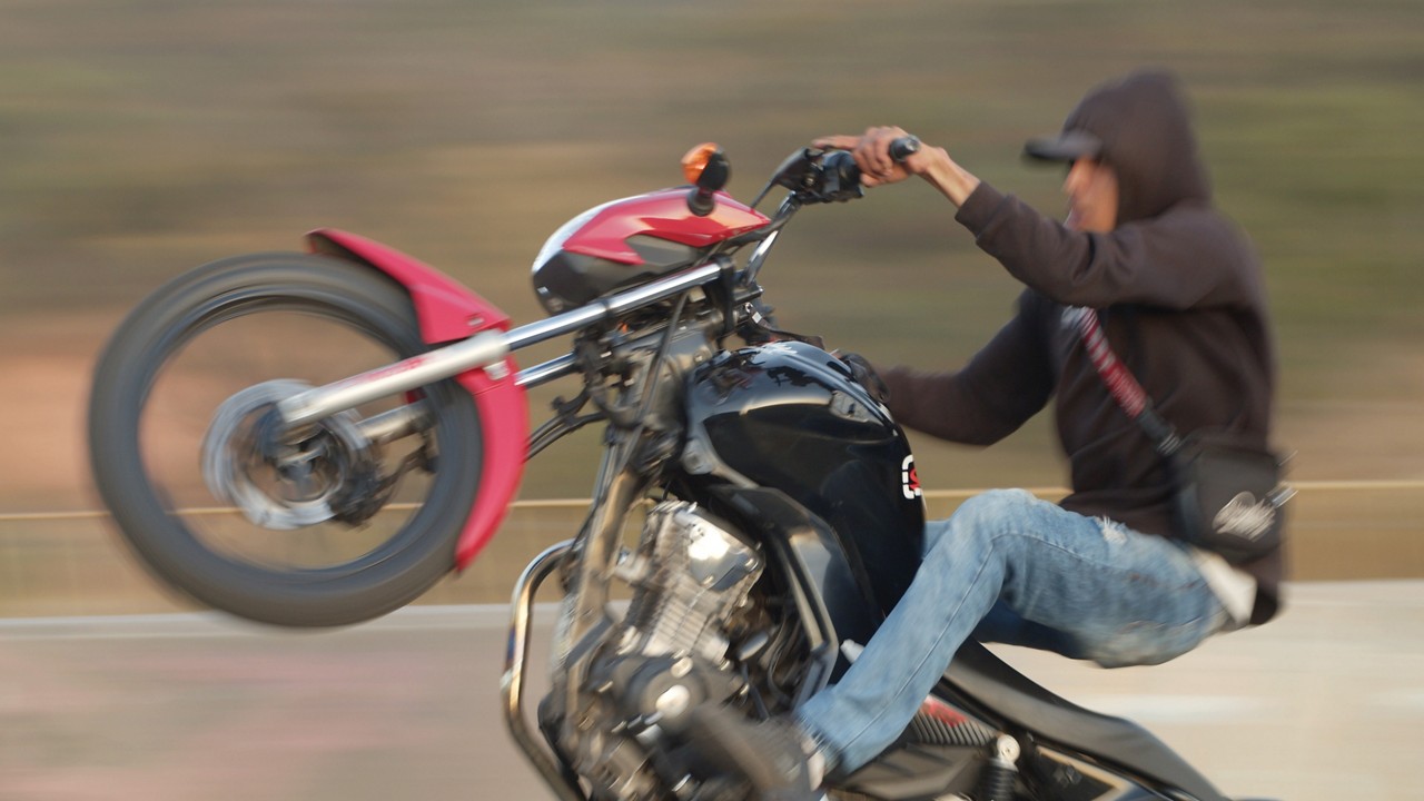 (IMAGEM ILUSTRATIVA) Motociclista realizou a manobra conhecida como "grau", mas perdeu controle