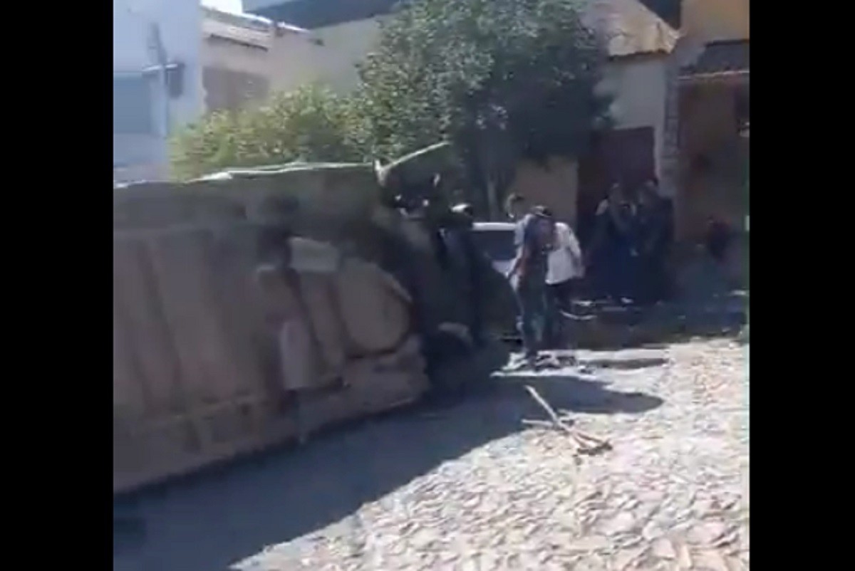 Vídeos que circulam nas redes sociais mostram a van capotada e um carro de passeio completamente destruído