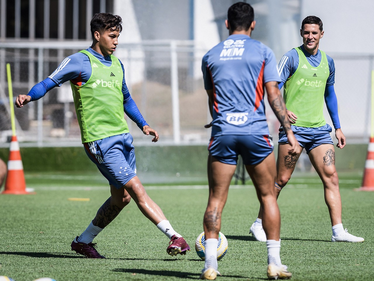 Kaio Jorge dá um passe durante treino na Toca da Raposa; jogador teve qualidades elogiadas por Fernando Seabra
