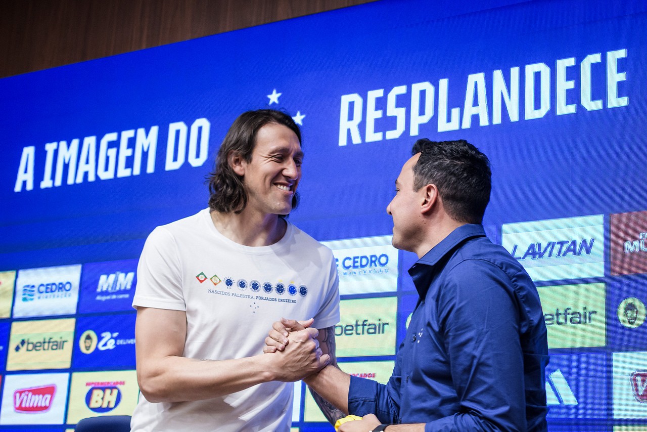 Cássio cumprimentando Pedro Junio, vice-presidente da SAF
