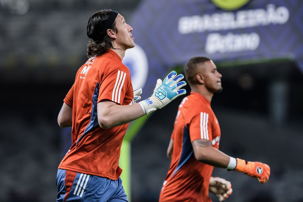 Cássio em campo, ao lado do companheiro de posição Anderson, durante aquecimento dos goleiros do Cruzeiro