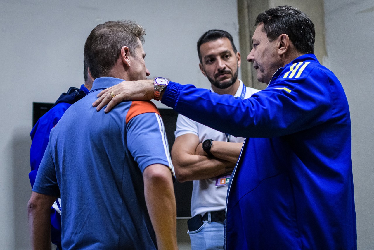Empresário em conversa com treinador no vestiário do Mineirão