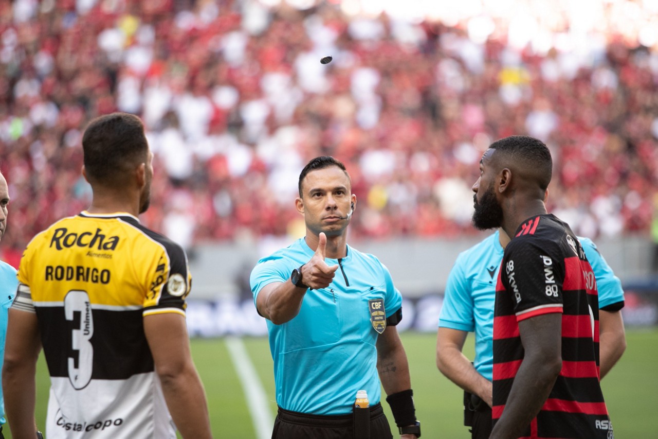 Maguielson Lima (DF) marcou um pênalti "inusitado" na partida entre Flamengo e Criciúma