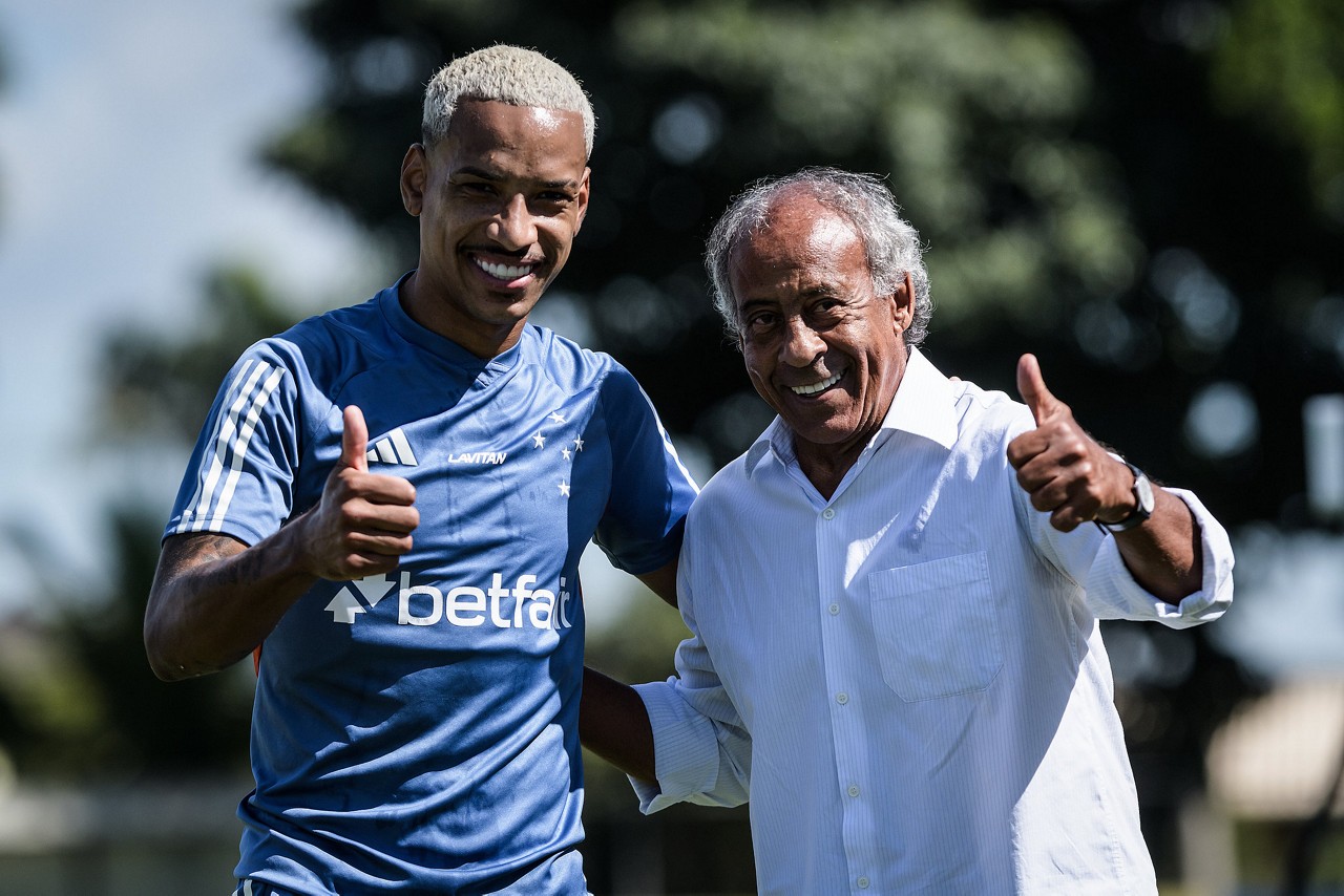 Matheus Pereira, do Cruzeiro, durante encontro com o ídolo Dirceu Lopes
