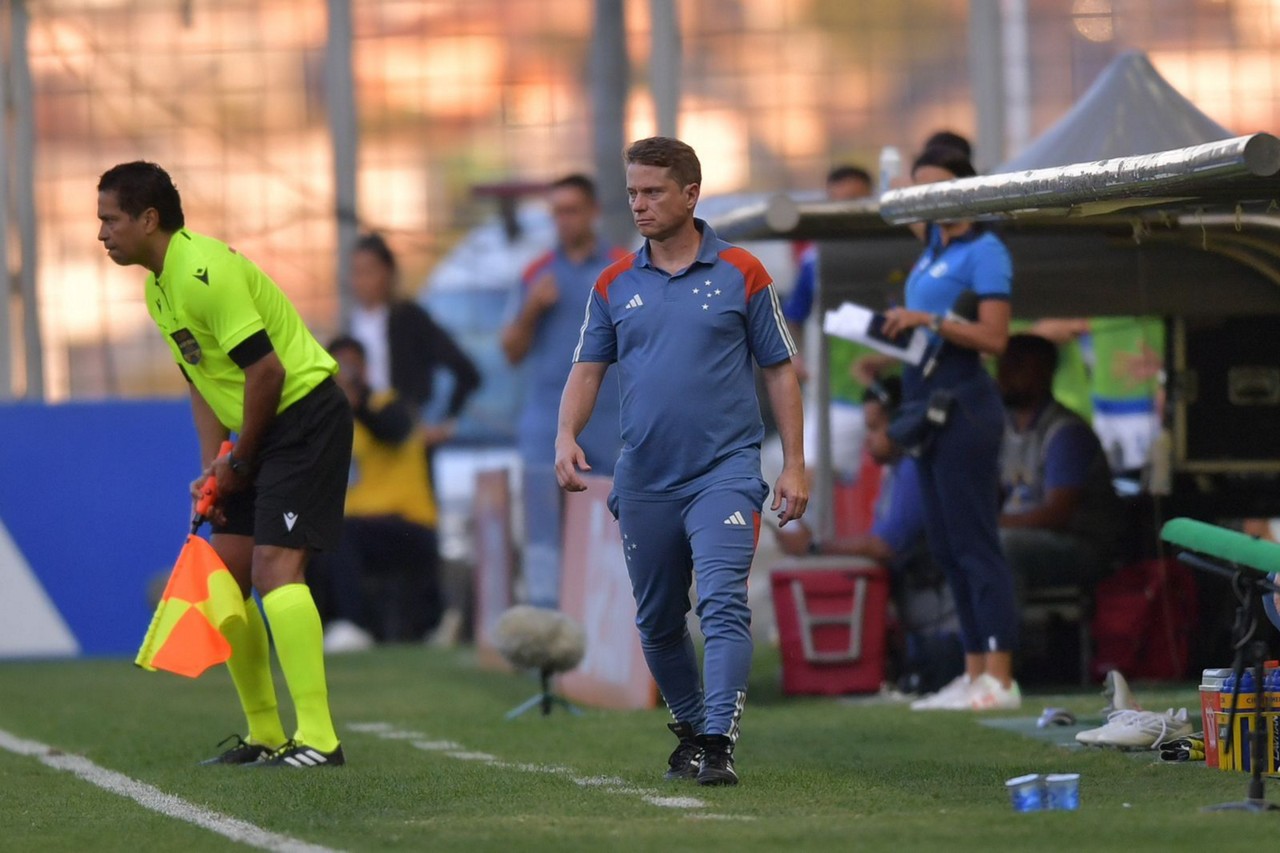 Técnico do Cruzeiro, Fernando Seabra passa orientações aos jogadores à beira do gramado do Independência