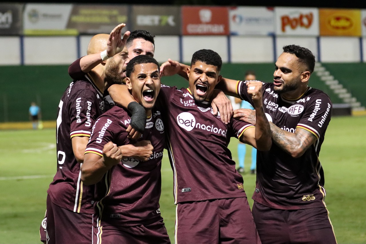 Luis Fernando comemorando gol com seus colegas de time