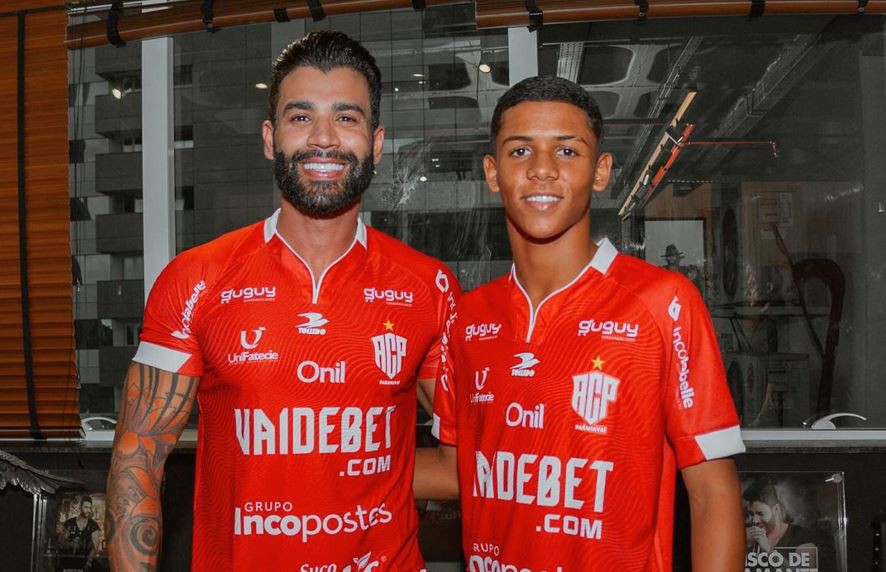 Gusttavo Lima no dia da assinatura de contrato de Akiles com o Paranavaí