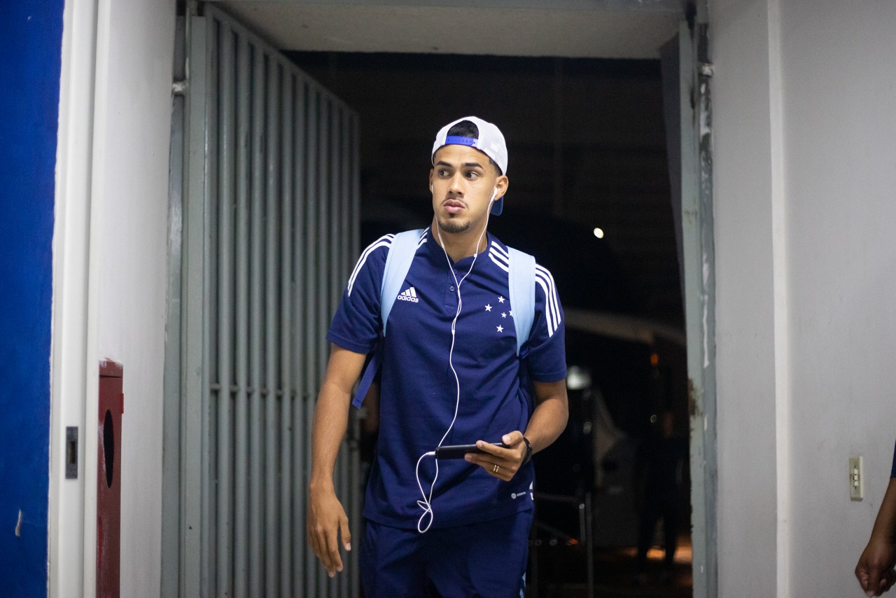 Oliveira tem contrato até o final de 2025