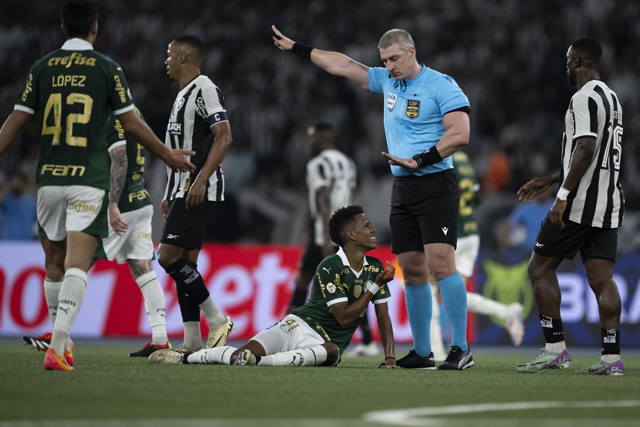 Estêvão, do Palmeiras, foi substituído na partida contra o Botafogo, no Rio de Janeiro