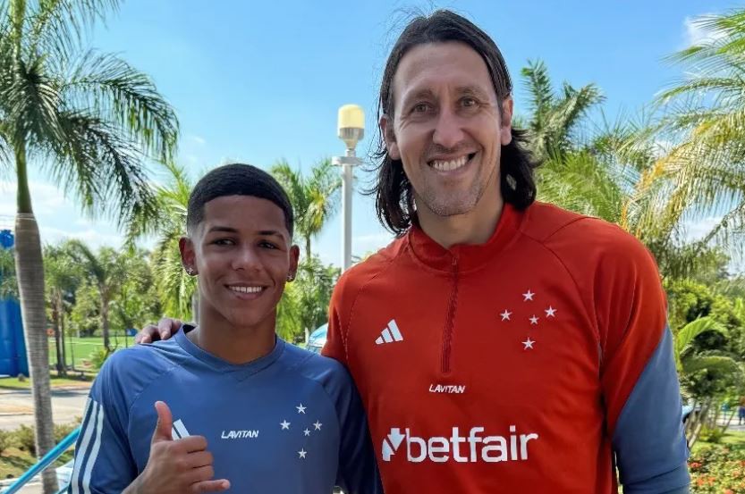 Akiles ao lado de Cássio, primeira contratação da SAF de Pedrinho