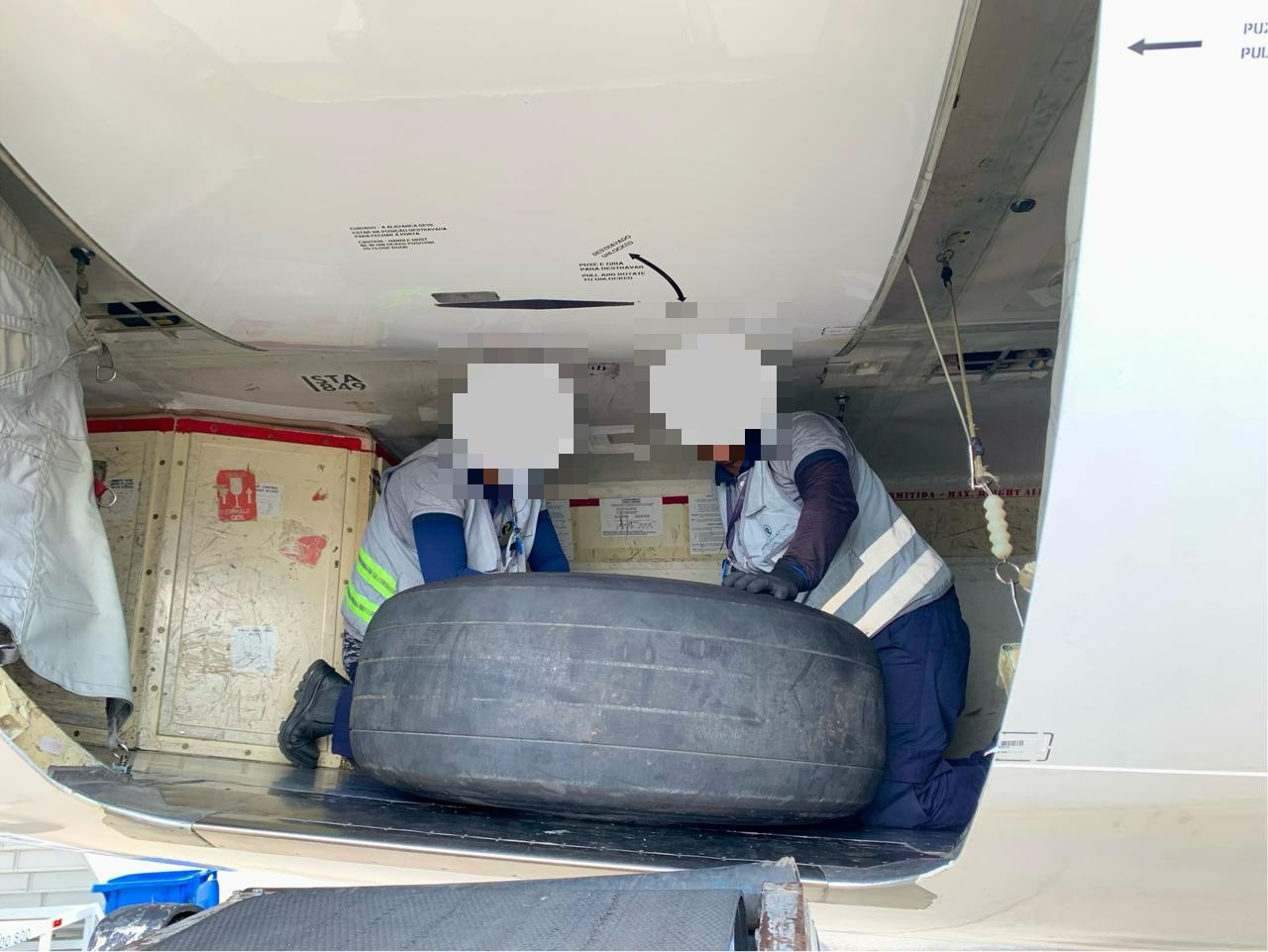Auditores-fiscais flagraram trabalhadores em serviços extenuantes no Aeroporto Internacional de Belo Horizonte, como carregamento de pneus sem equipamento auxiliar