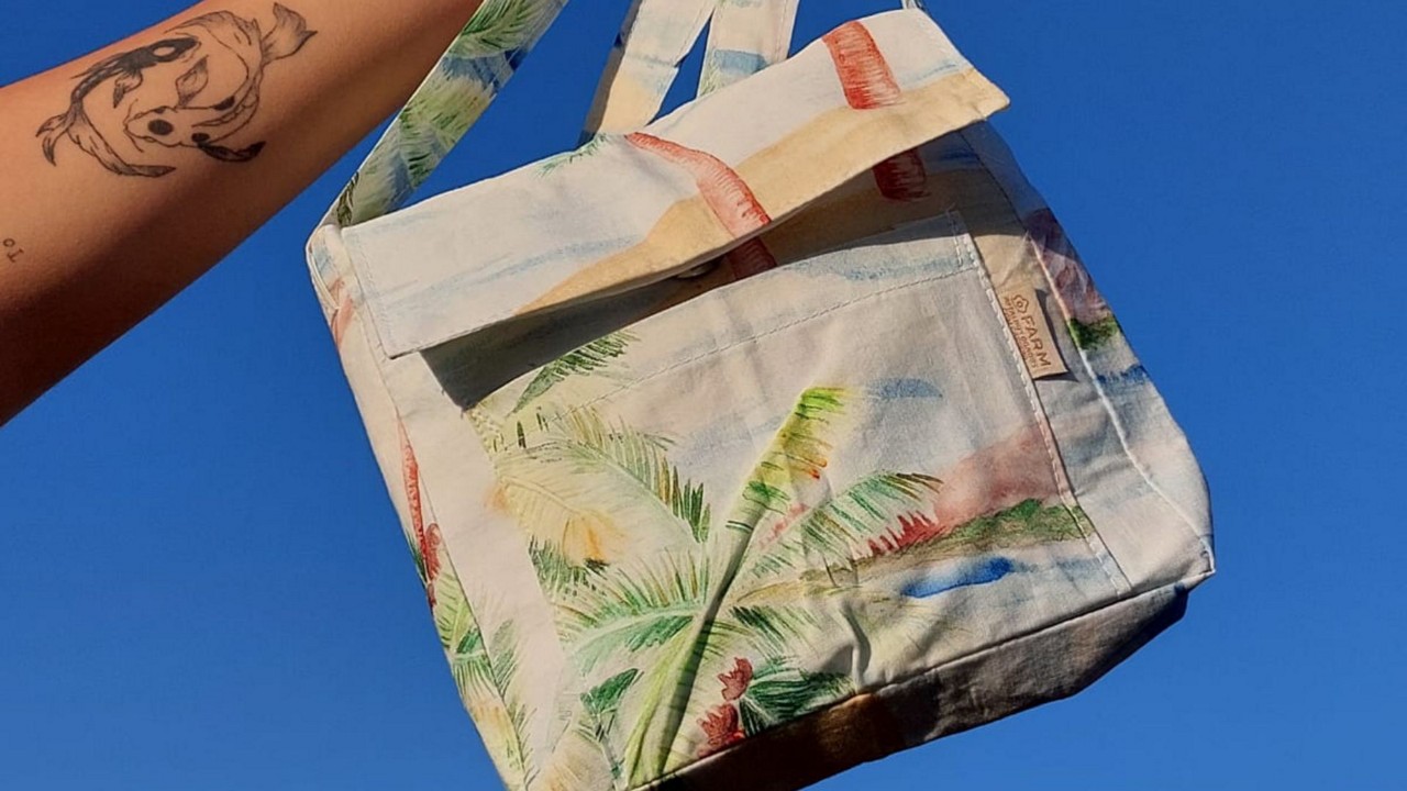 Projeto Aroeiras utiliza resíduos de tecidos da Farm para produção de bolsas e outros acessórios