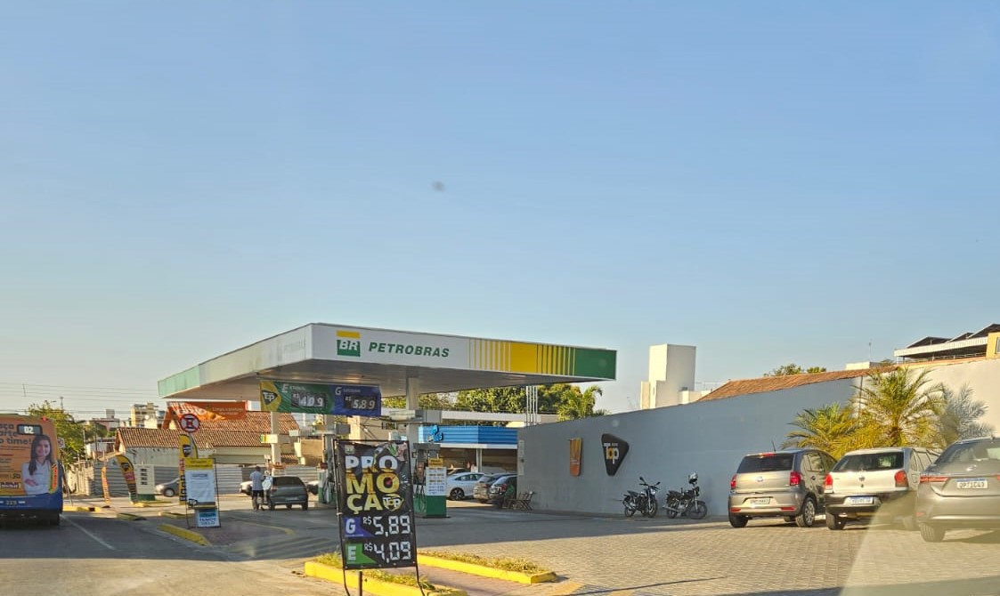 Gasolina em Divinópolis está até R$ 0,70 mais barata do que em BH