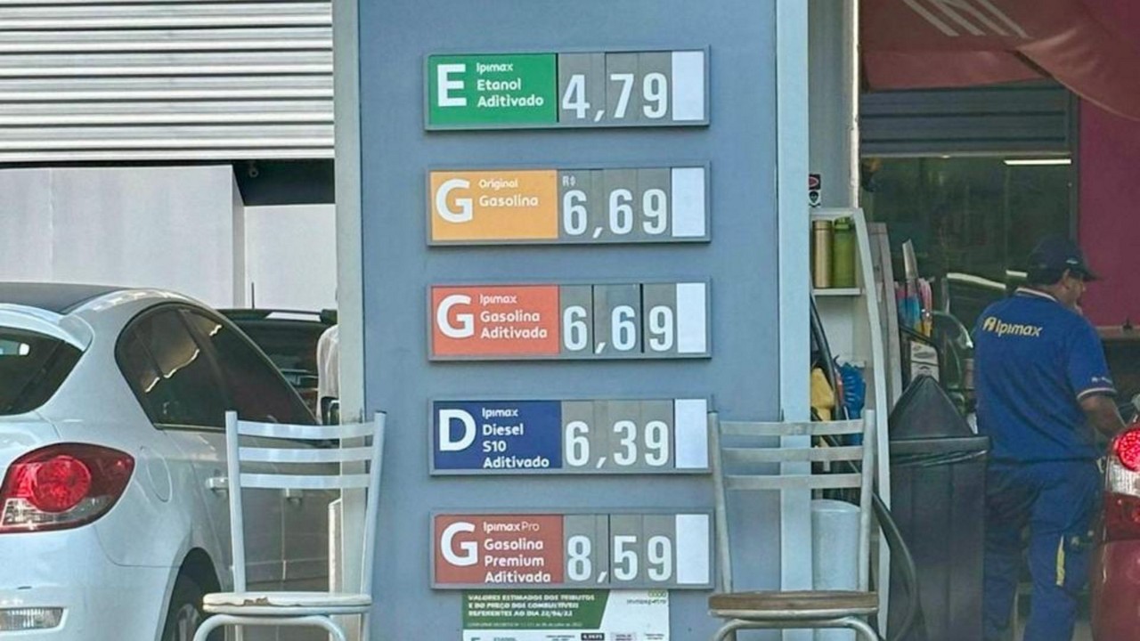 Preço da gasolina em posto no Belvedere após reajuste da Petrobras