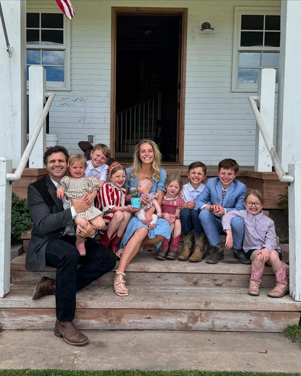 Hannah Neeleman, mais conhecida como Ballerina Farm, com sua família