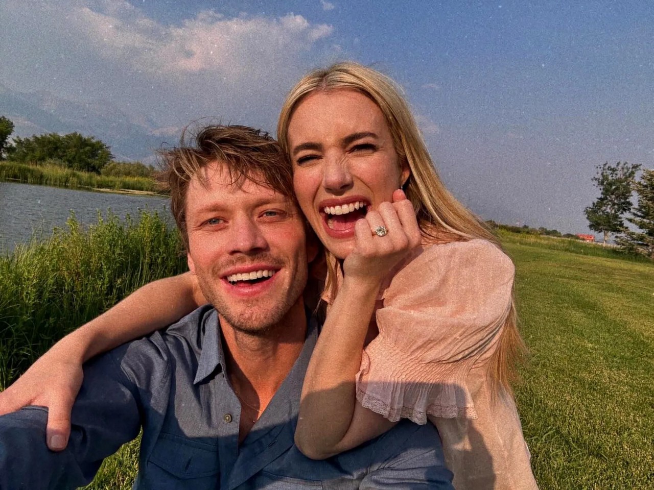Emma Roberts anunciou o seu noivado com o ator Cody John