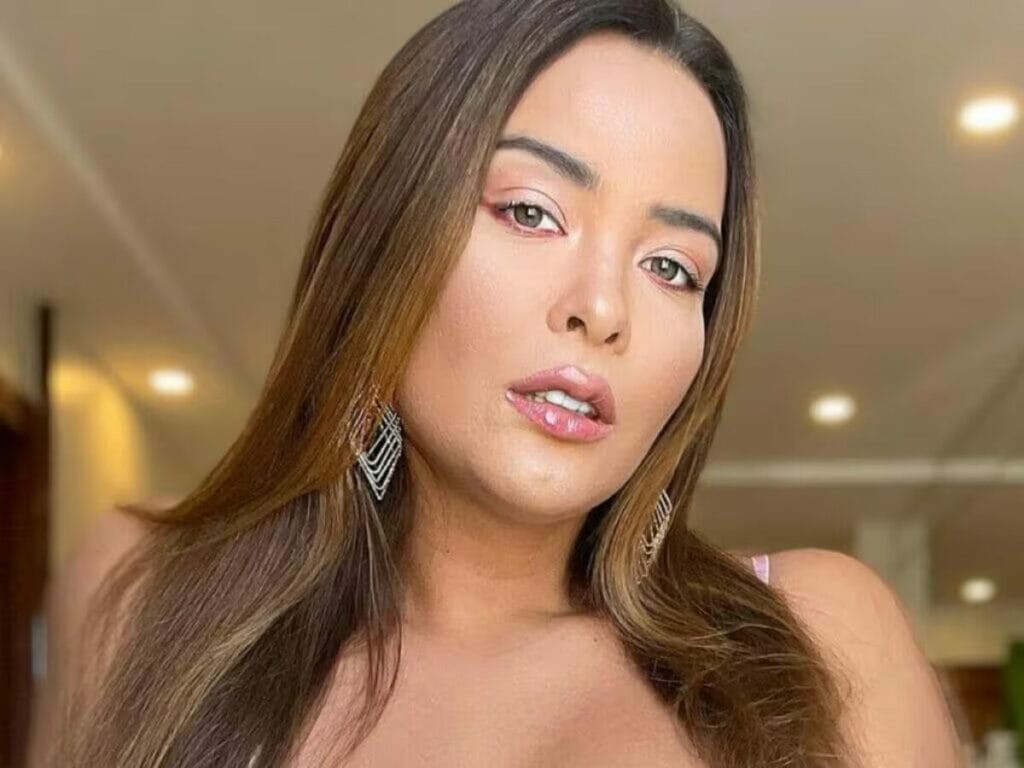 Geisy Arruda usa microssaia e fica com parte do bumbum de fora | O Tempo