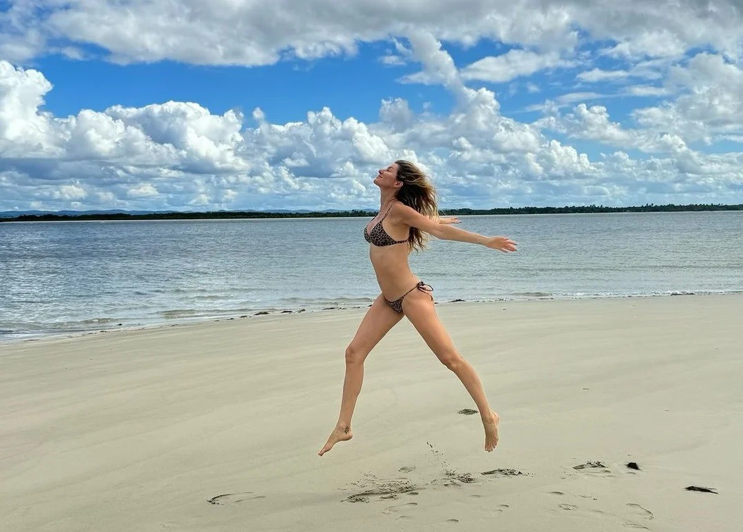 A modelo brasileira Gisele Bündchen está em viagem pelos Lençóis Maranhenses