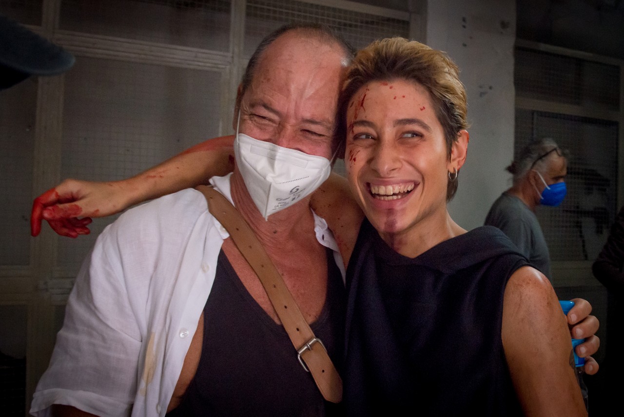 Pai e filha no set de "Grande Sertão", que marca retorno de Guel aos longas após 12 anos