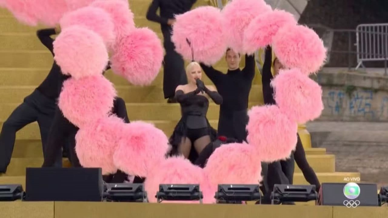 A cantora Lady Gaga se apresentando na abertura das Olimpíadas de Paris