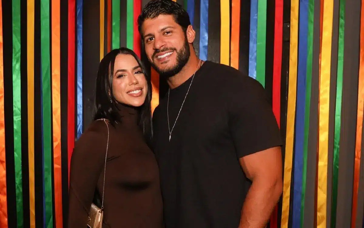 A ex-BBB Larissa Tomásia confirmou o fim de namoro com Plínio Simões nesta terça-feira (09/07)
