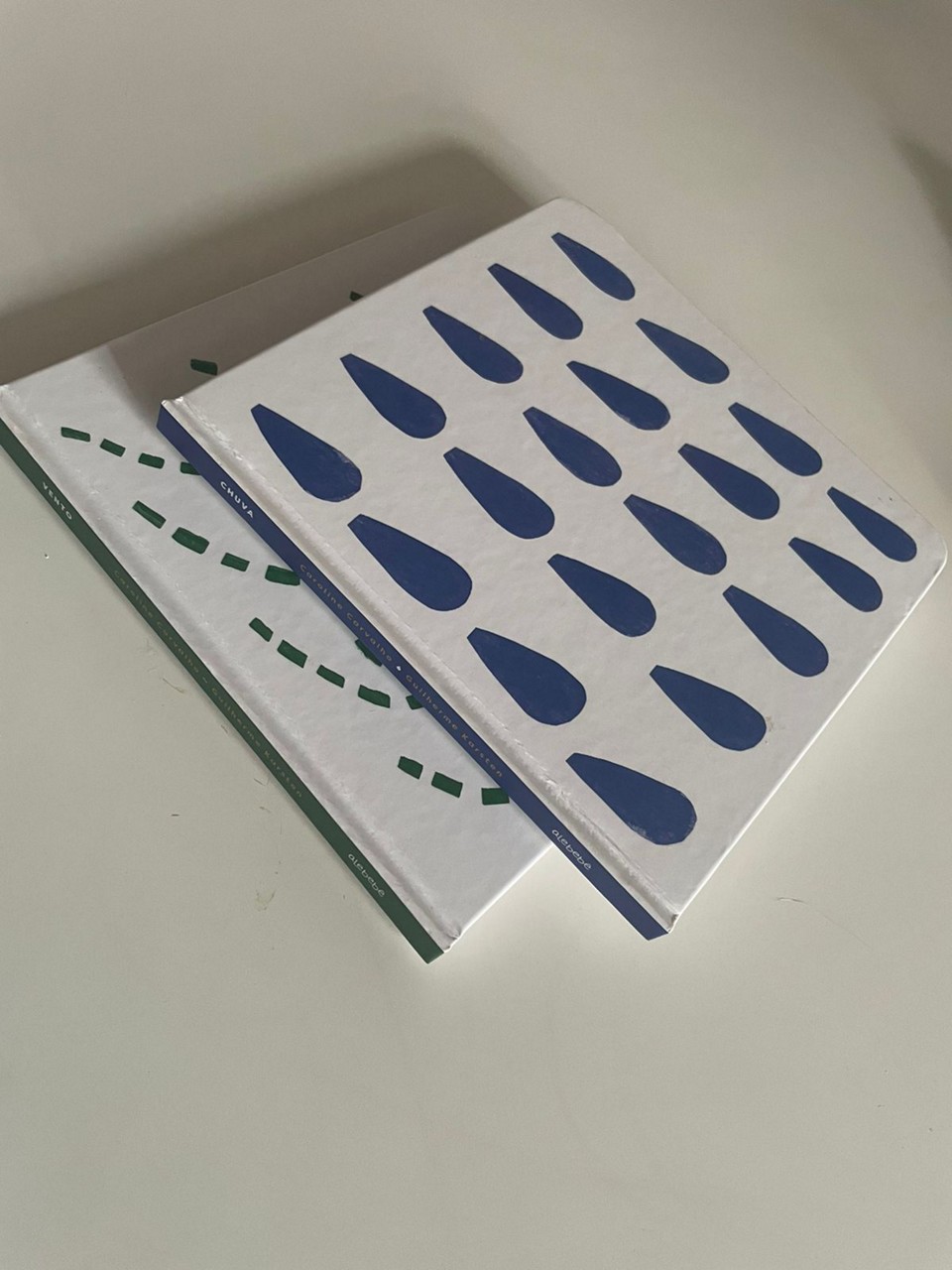 Capas dos livros 'Chuva' e 'Vento', que inauguram o selo Alebebê, da editora Aletria