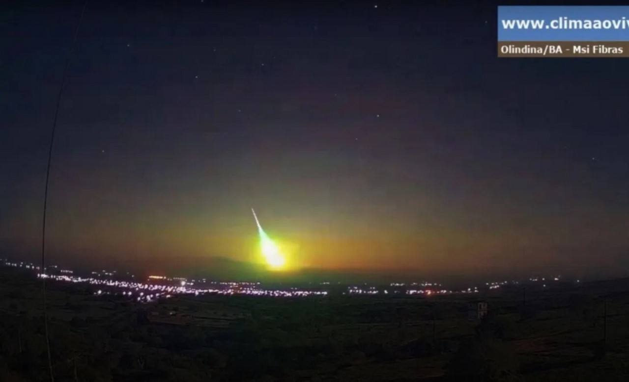 Vídeo: meteoro ilumina o céu durante show de Simone Mendes no Ceará e  cantora reage | O Tempo