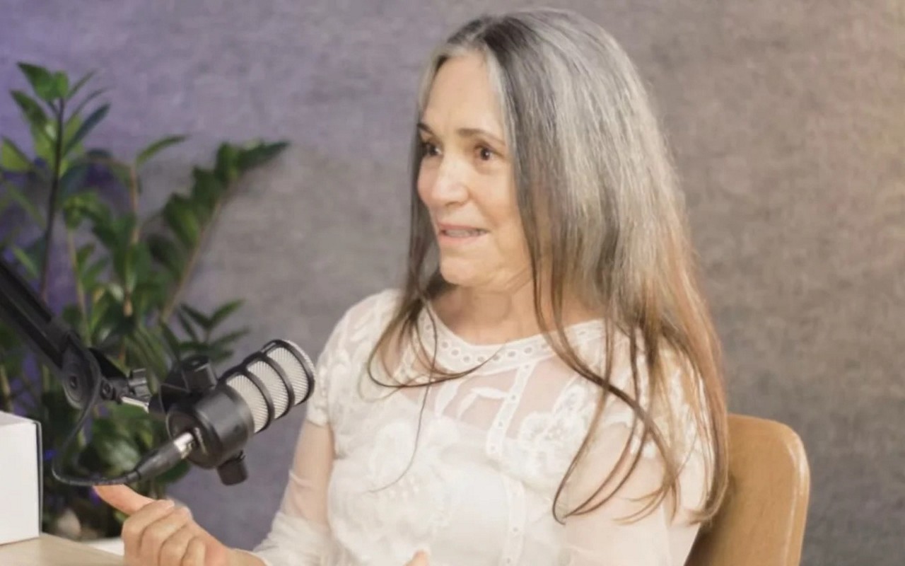 A atriz Regina Duarte fez uma retratação pública sobre uma postagem de Leila Diniz