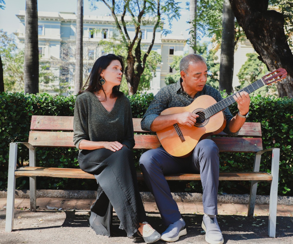 Sergio Santos e Maíra Manga estreiam projeto gratuito "As Vozes e o Violão" no Teatro Raul Belém Machado