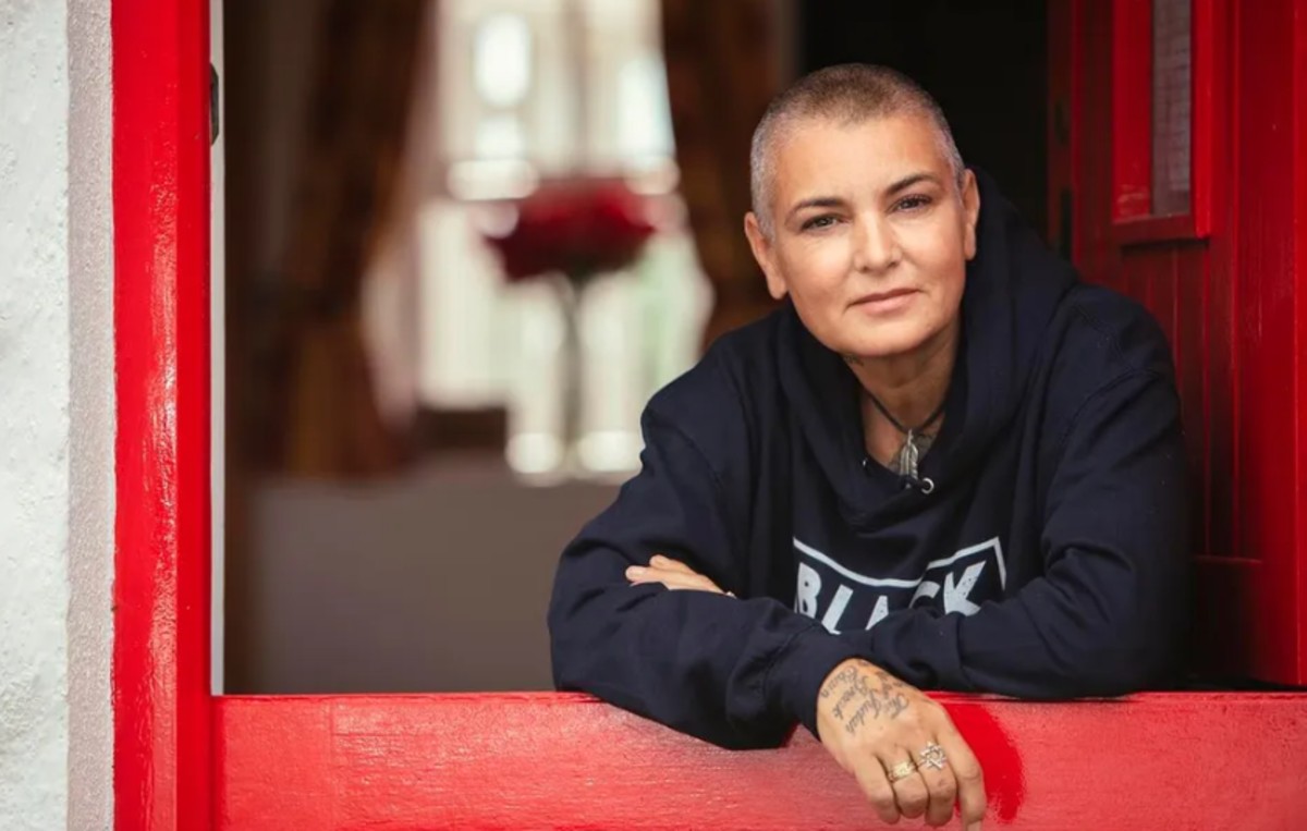 Dona de uma voz exuberante, lembrada pelo grande sucesso "Nothing Compares 2 U", a cantora irlandesa Sinéad O'Connor morreu, aos 56 anos, no dia 26 de julho de 2023 