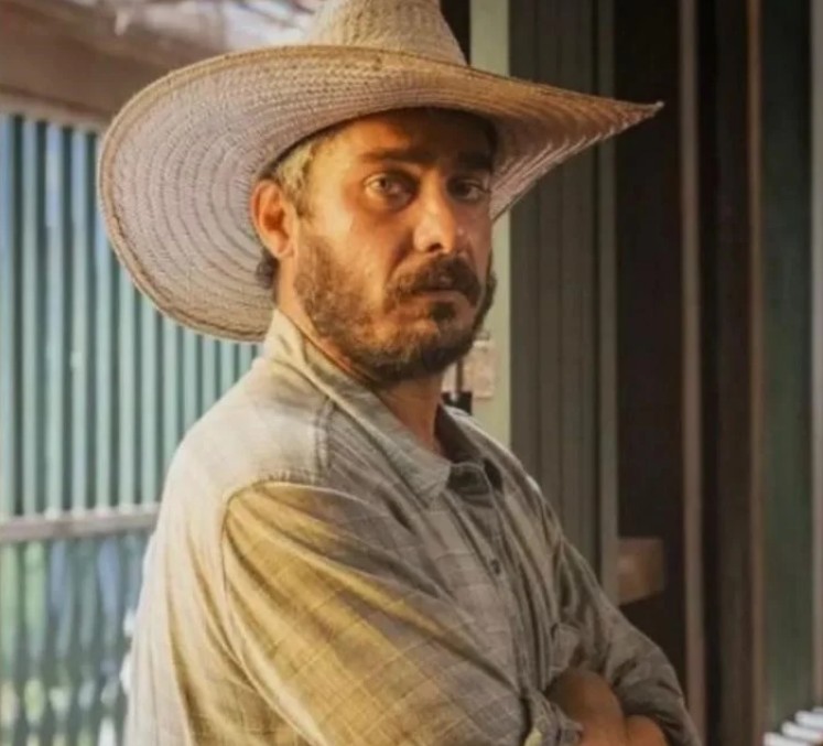 Thommy Schiavo interpretou o peão Zoinho, que beijou Zaquieu (Silvero Pereira) no último capítulo da novela Pantanal 