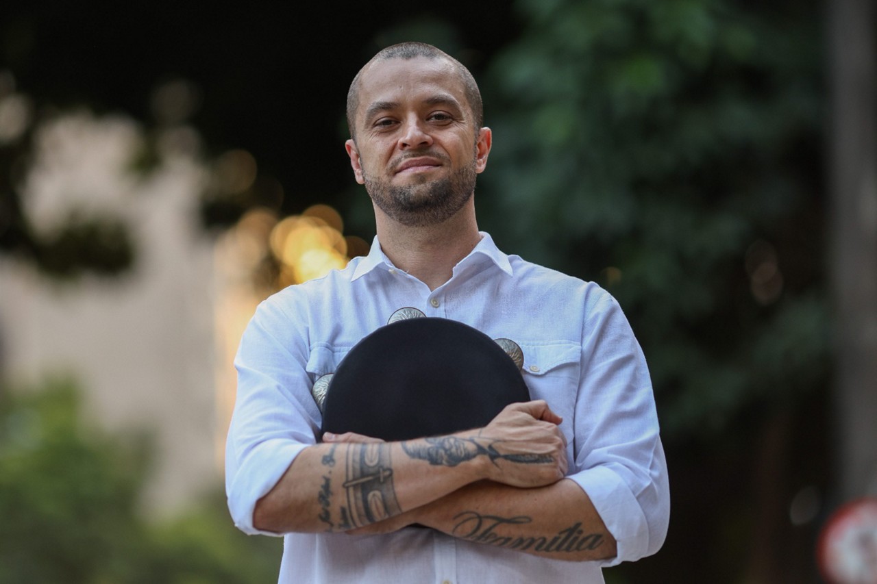 Tulio Araujo, mineiro de Passos, explora as possibilidades infinitas do pandeiro ao unir choro e jazz numa homenagem a Pixinguinha