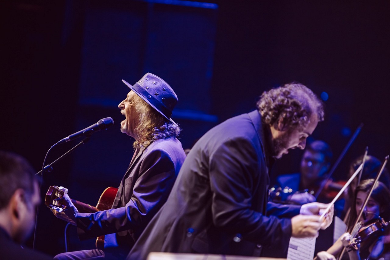 O músico Alceu Valença e o maestro Rodrigo Toffolo, diretor da Orquestra Ouro Preto, durante apresentação do projeto Valencianas