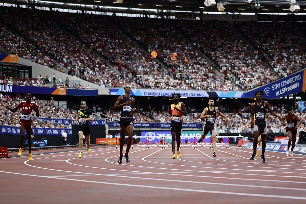 Brazil's Alison Dos Santos (front 3rdL) wins the Men's 400m hurdles event during the IAAF Diamond League athletics meeting at the London stadium in London on July 20, 2024. (Photo by BENJAMIN CREMEL / AFP)