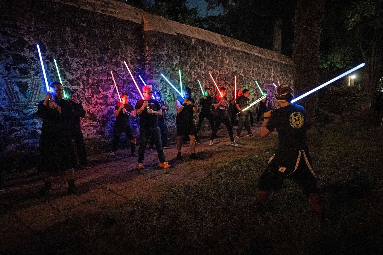 Praticantes de esgrima empunham sabre de luz 