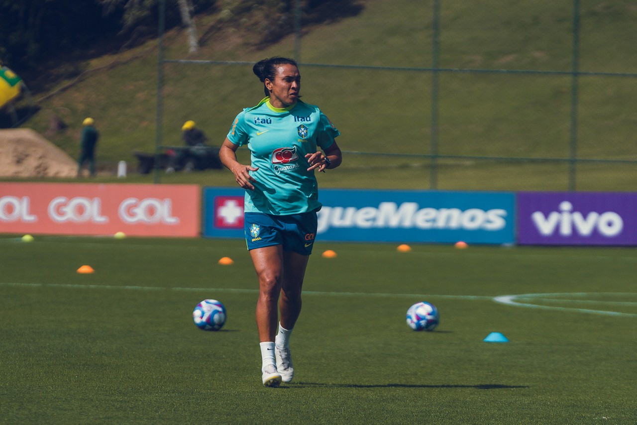 Marta, seis vezes melhor do mundo, em treino da seleção brasileira na Granja Comary