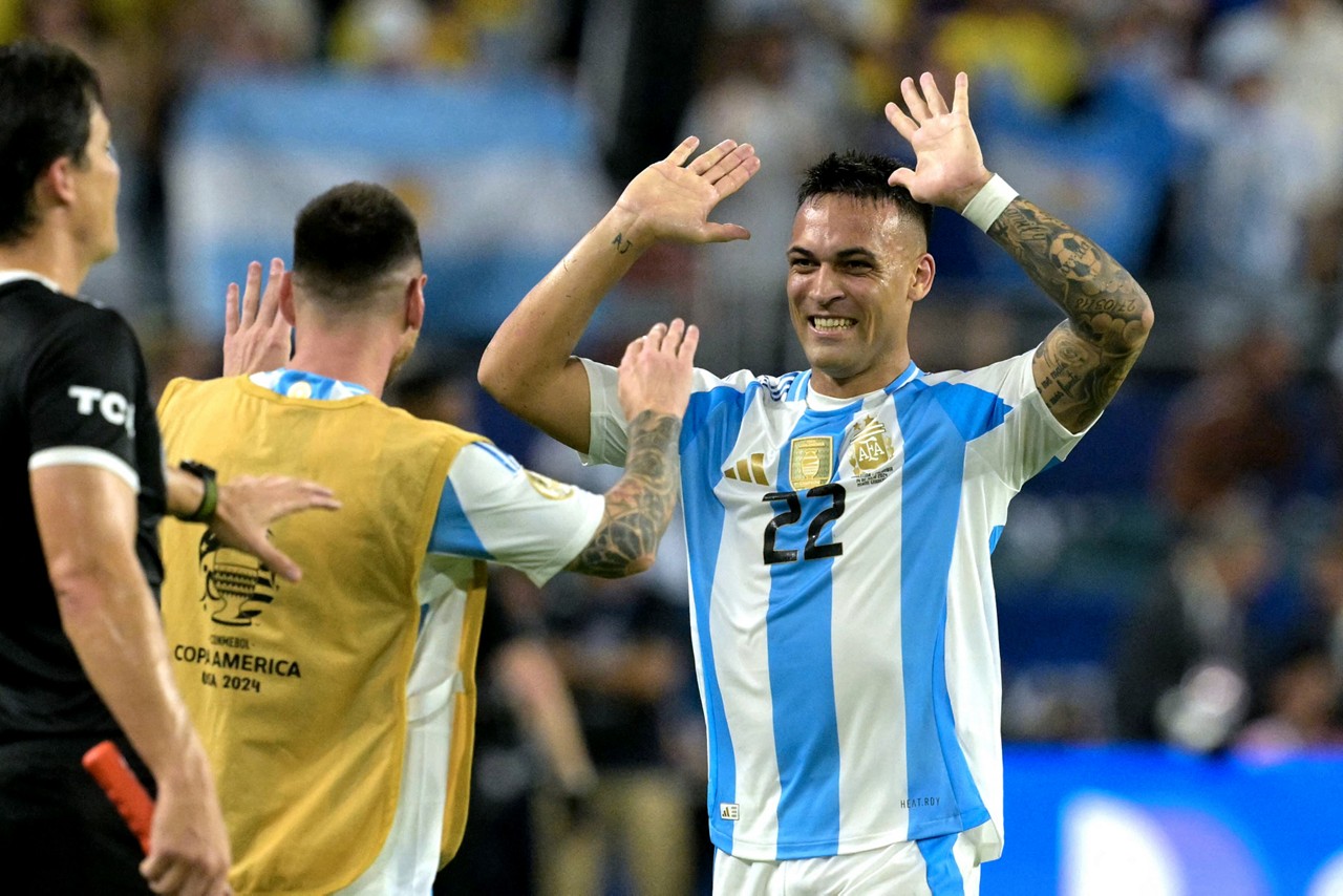 Lautaro Martínez celebra o gol do título com Messi