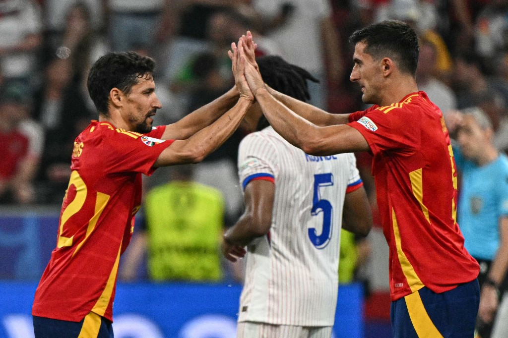 Spain's forward #22 Jesus Navas leaves the pitch after being substituted by teammate defender #05 Daniel Vivian during the UEFA Euro 2024 semi-final football match between Spain and France at the Munich Football Arena in Munich on July 9, 2024. (Photo by JAVIER SORIANO / AFP)