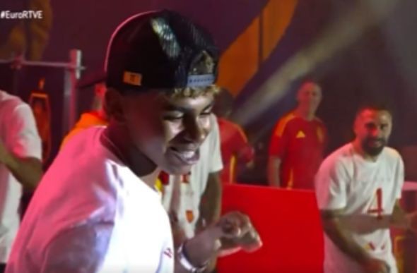  Lamine Yamal dançou a música brasileira em festa da Espanha 