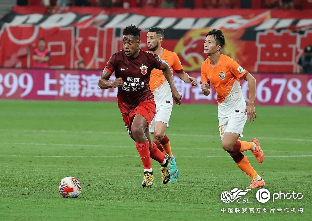 Matheus Jussa durante jogo do Shanghai Port
