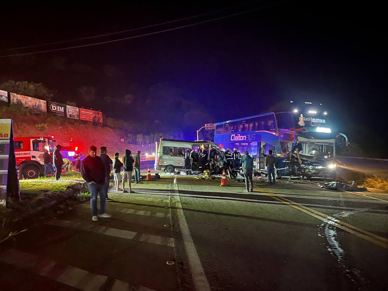Corinthians lamenta morte de torcedores no acidente entre van e ônibus no ES
